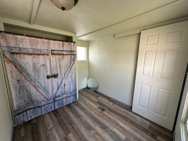 Building Photo - 2 bedroom 1 bath in park