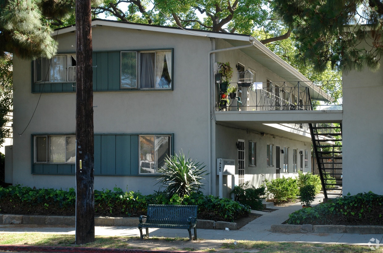 Building Photo - 633 De La Vina St
