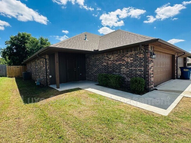 Building Photo - 1318 E Cavanaugh St