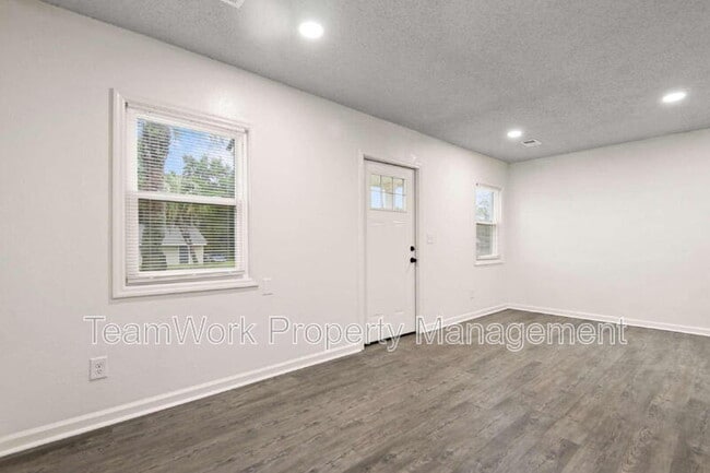 Building Photo - 3103 B Azalea Dr