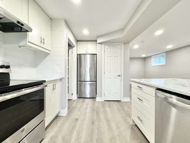 Building Photo - 5 Regent Dr