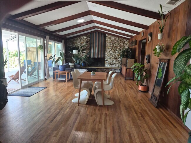 Foto del edificio - 968 Corte Maria Ave