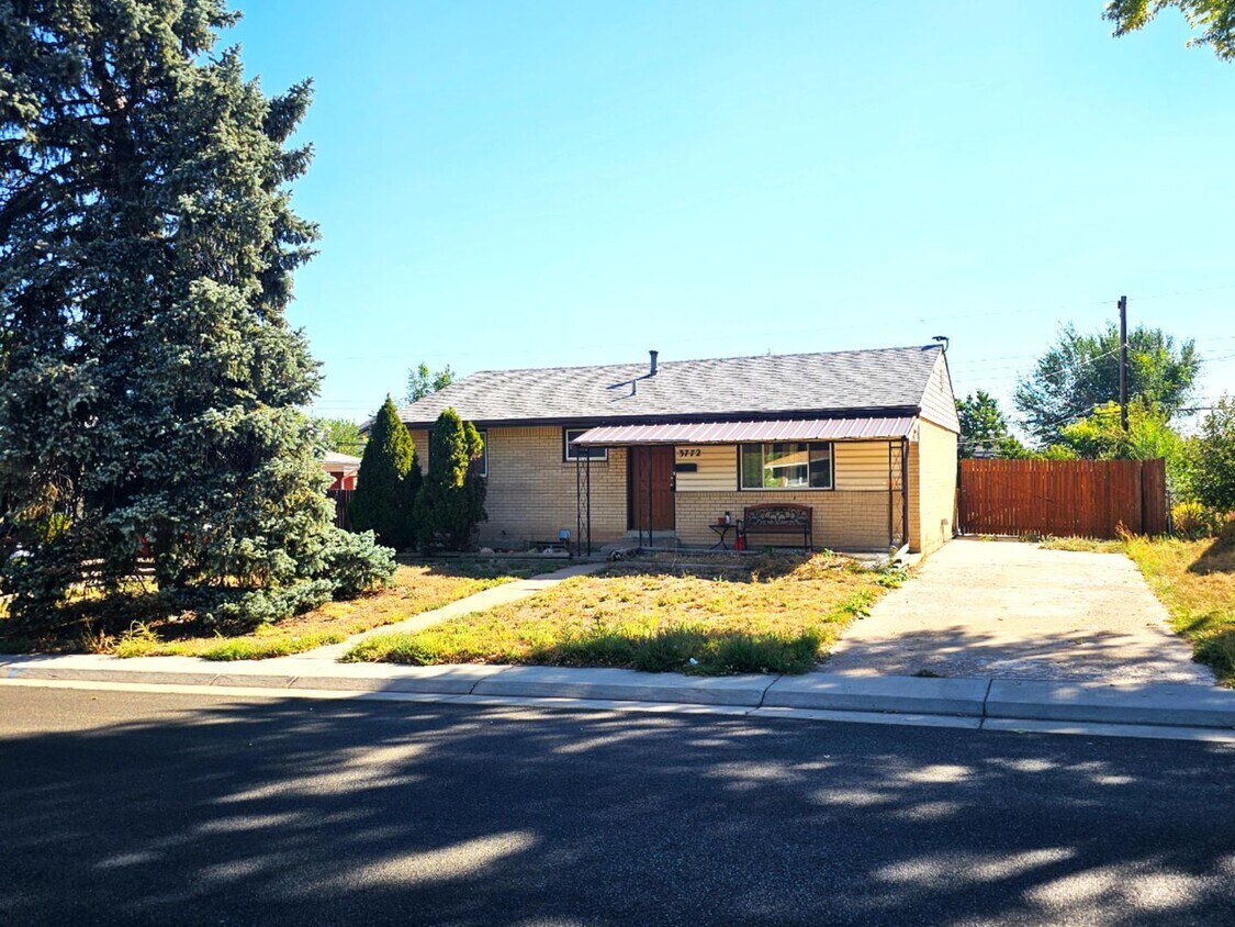 Foto principal - Ranch Style Home with 3 Bedrooms + 4th room/office, 2 Baths and RV parking!