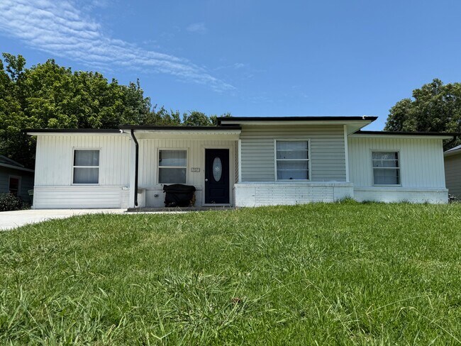 Building Photo - 707 Biggs Terrace