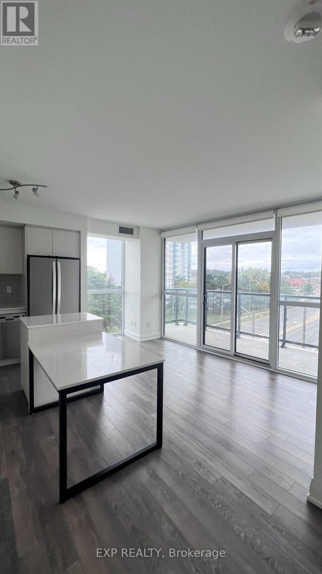 Photo du bâtiment - 1461 Lawrence Ave W