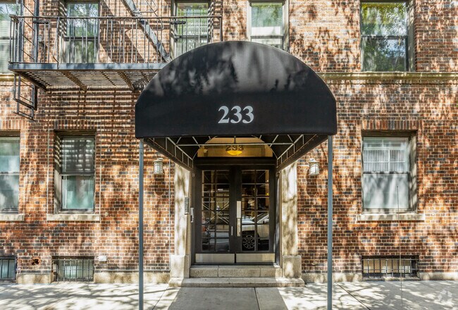 Entrada - 233 W 21st St