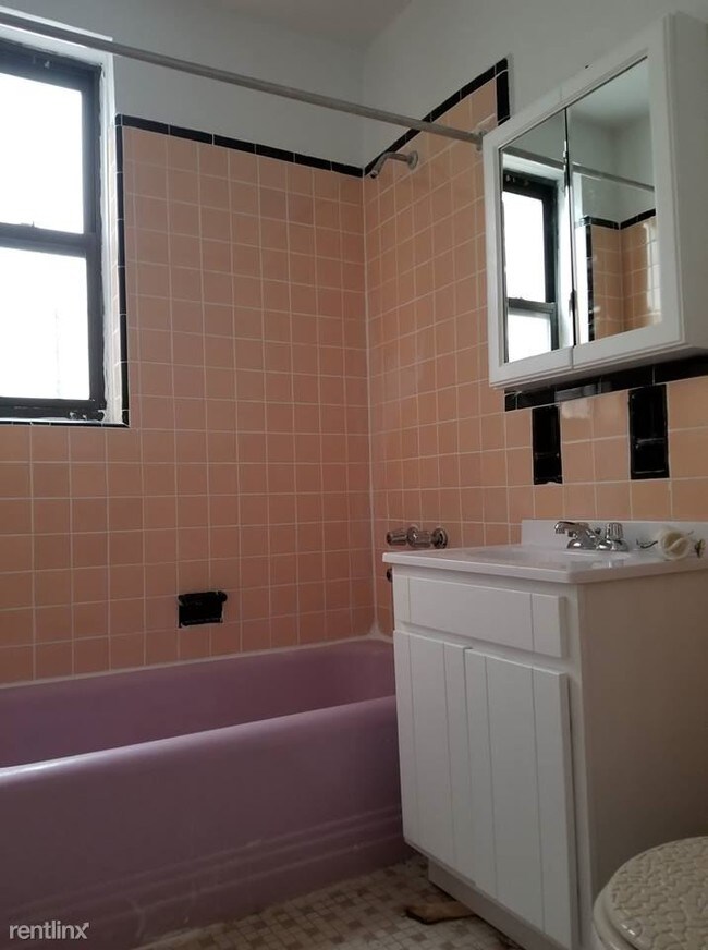 Foto del edificio - 1654 E 13th St
