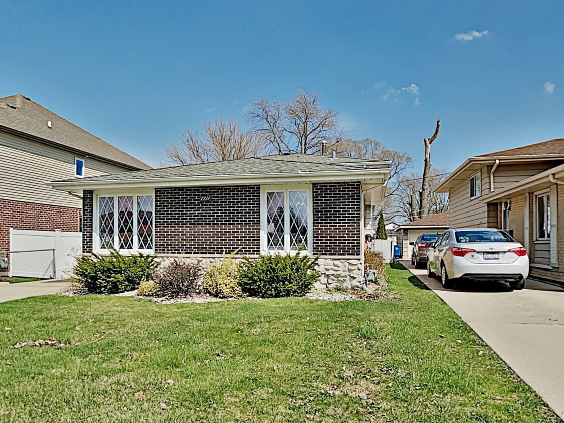 Foto principal - 7711 Normandy Ave