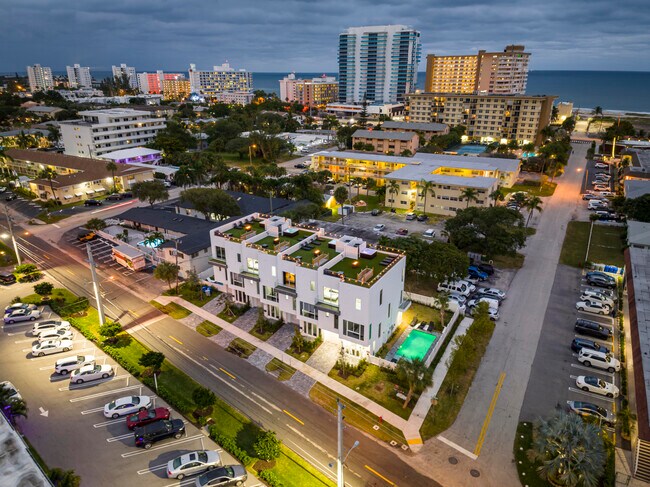 Building Photo - 1006 N Riverside Dr