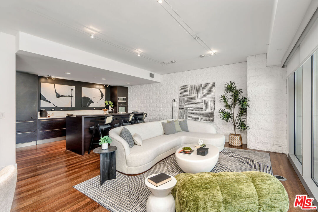 Primary Photo - 6250 Hollywood Blvd