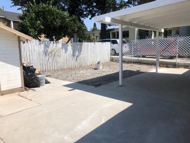 Building Photo - 2039 E Ave