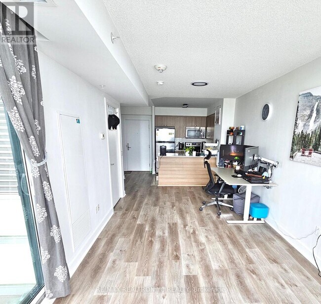 Photo du bâtiment - 5740-5740 Yonge St