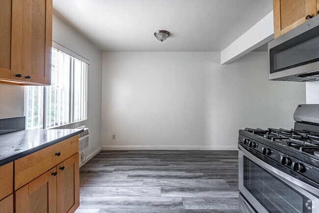 2 habitaciones, 1 baño - 800 pies cuadrados - Comedor - Bright Manor