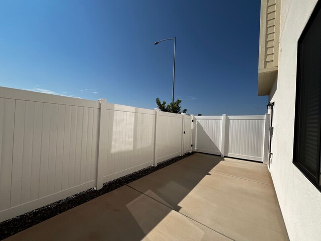 Foto del edificio - BRAND NEW TOWNHOME FOR RENT