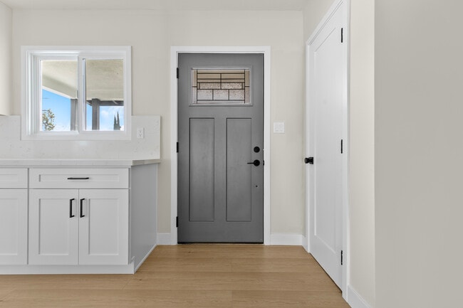 Foto del edificio - 6921 Bluebell Ave