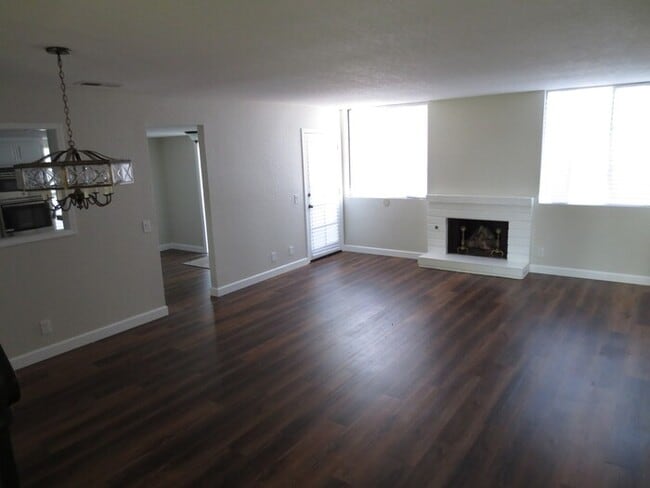 Building Photo - Gorgeous Newly Remodeled 2 Bedroom, 2.5 Ba...