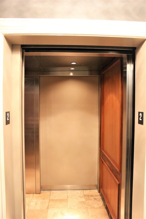 La entrada al ascensor privado - 3303 Blackburn St