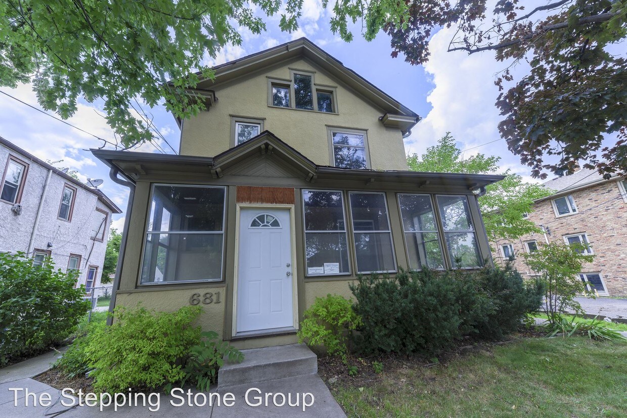 Foto principal - 681 Lowry Ave NE
