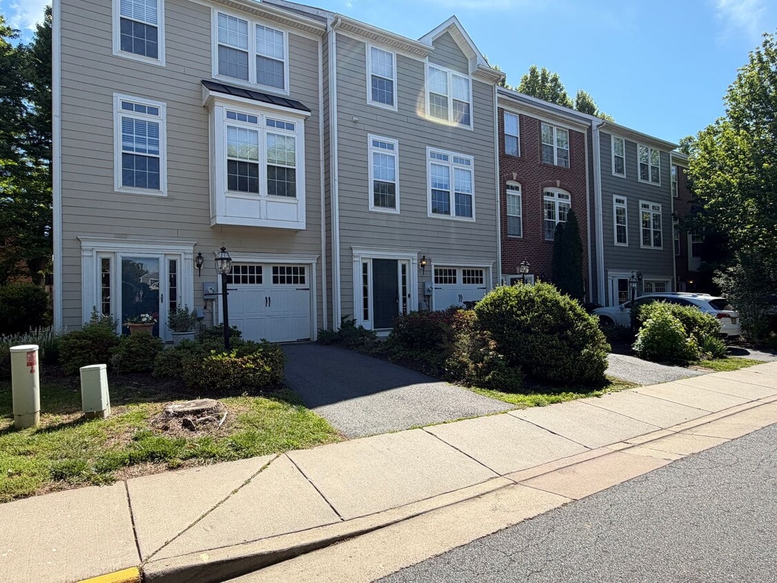 Photo - 829 Rainier Road - Cherry Hill Townhome with an Attached Garage!