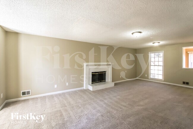 Foto del edificio - 130 Whisperwood Ln