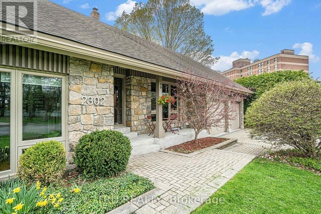 Building Photo - 2302 Fox Crescent