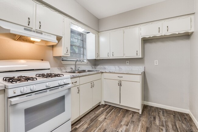 Foto del edificio - 404 Darlene Ln