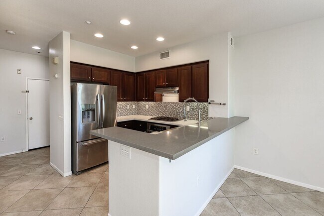 Foto del edificio - Serenity and Luxury Abound in Eastlake!