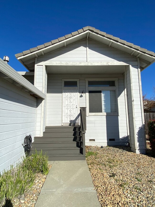 Building Photo - ADORABLE 3 BED 2 BATH HOME LOCATED NEAR MA...