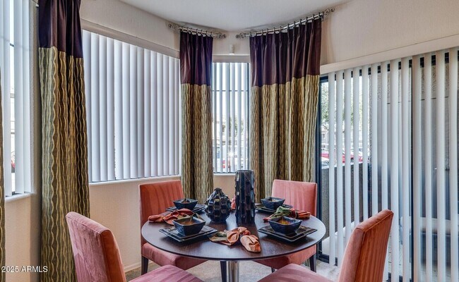 Foto del edificio - 2400 N Bullard Ave