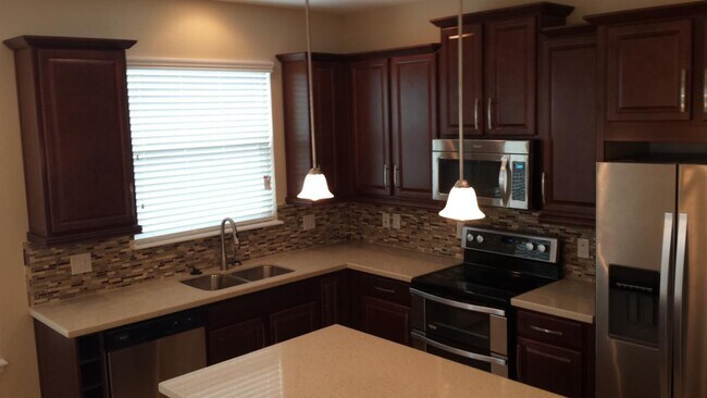 Building Photo - 3 Bed 2.5 Bath Tech Savy Corner Townhouse ...