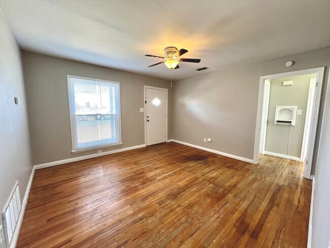 Building Photo - Cute 2 Bedroom Located Across From Element...