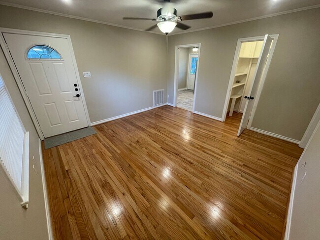Building Photo - Newly Renovated in Downtown Plano