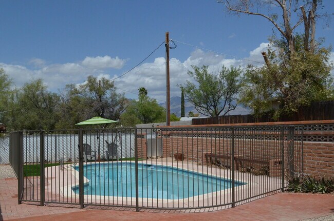 Foto del edificio - 614 N Medford Dr