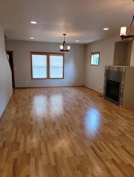 Building Photo - 610 Shadow Way