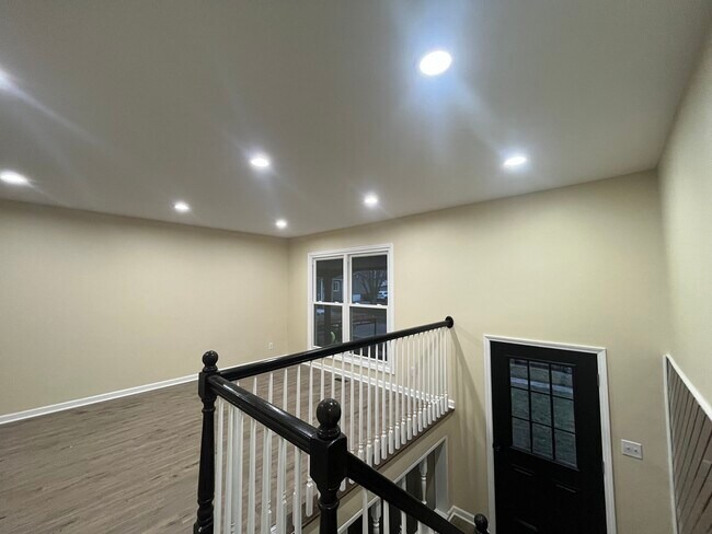 Building Photo - 207 Tallman Ave