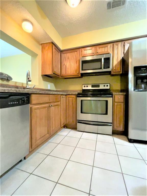Building Photo - 2116 Greenbriar Colony Dr