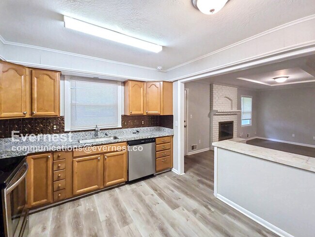 Building Photo - Lovely 3-Bedroom Home with 2-Car Garage / ...