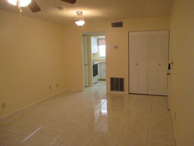 Building Photo - 141 Lake Carol Dr