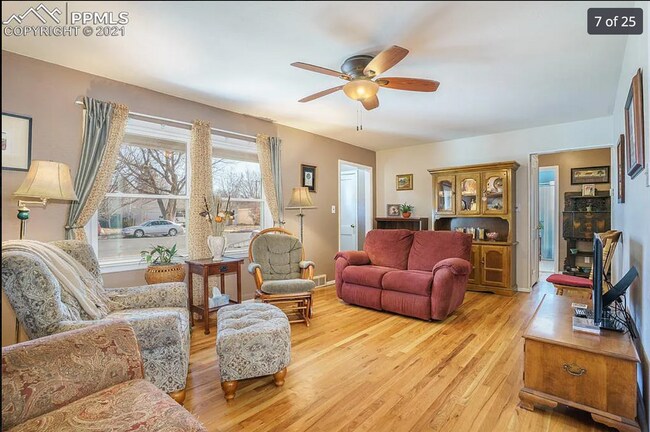 Foto del edificio - 2420 N Logan Ave