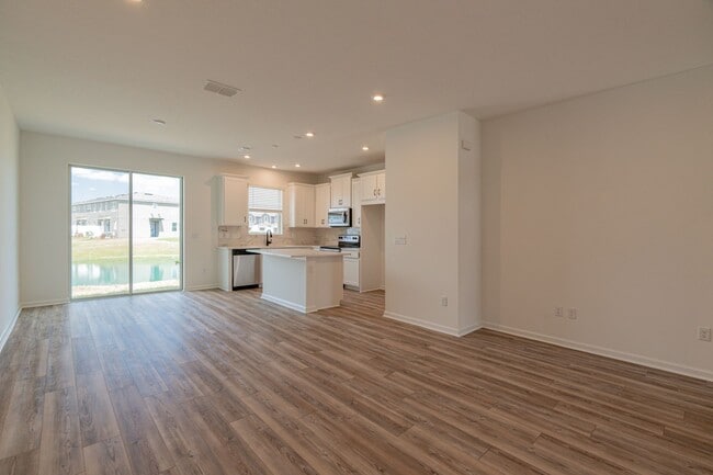 Building Photo - Almost Brand New 3 beds 2.5 baths in East ...