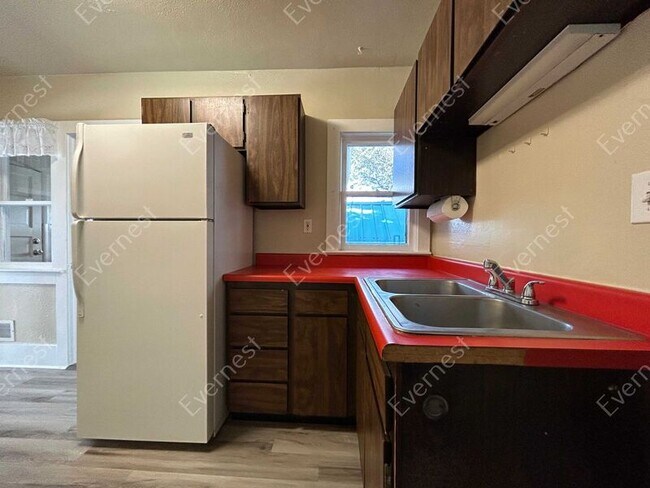 Foto del edificio - 1006 E High St