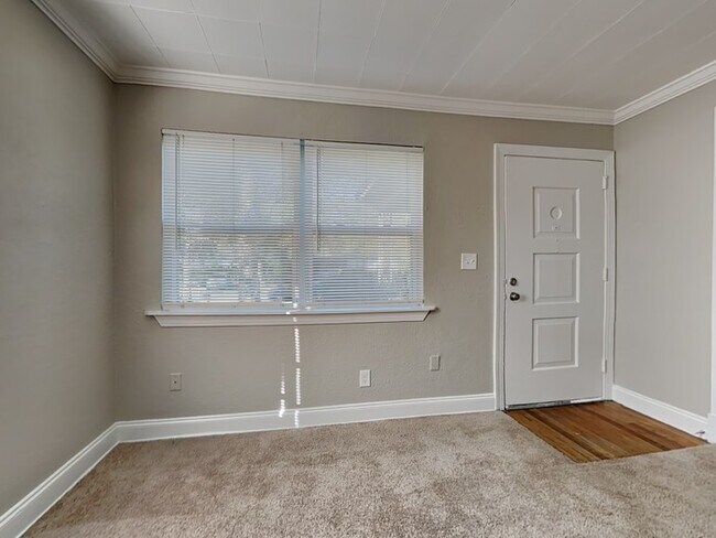 Building Photo - Westside Home