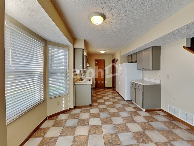 Building Photo - 683 Wynstone Dr