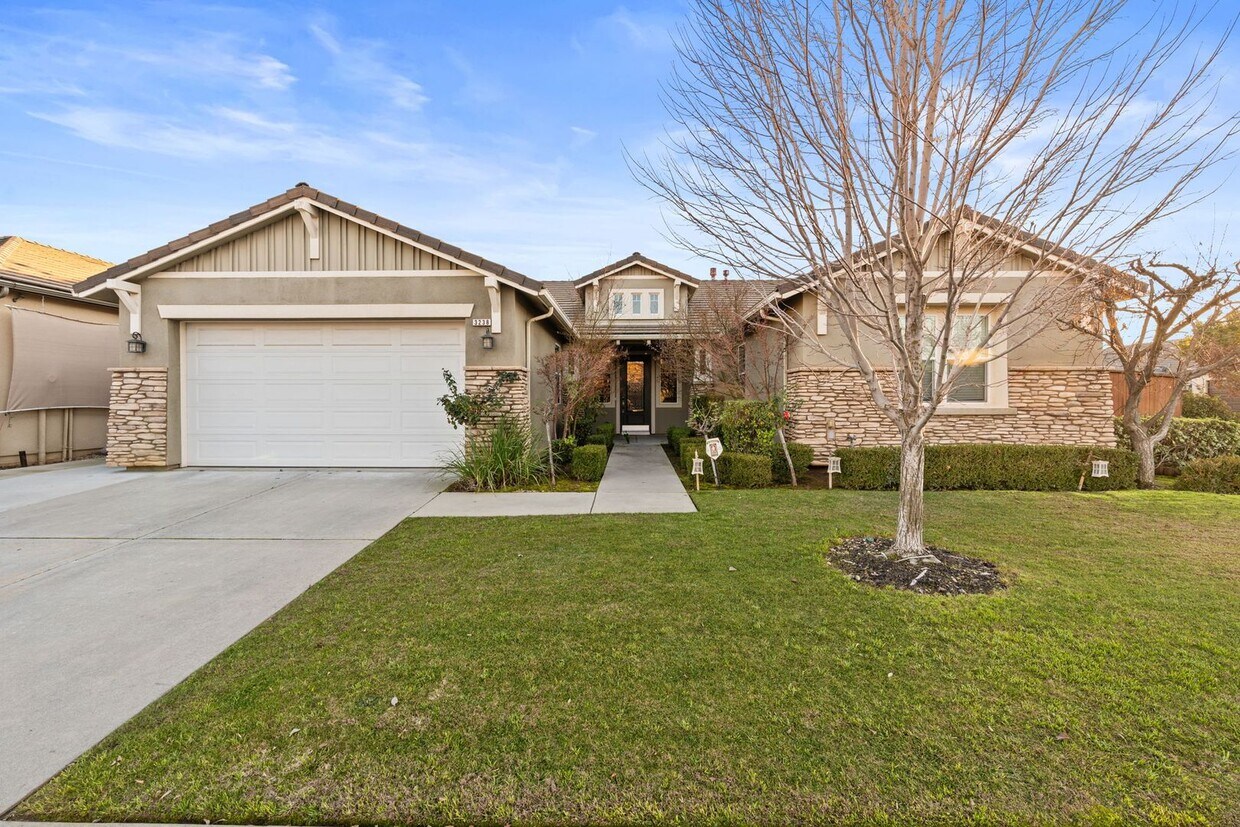 Stunning Clovis Home with Solar and Pool! House Rental in Clovis, CA