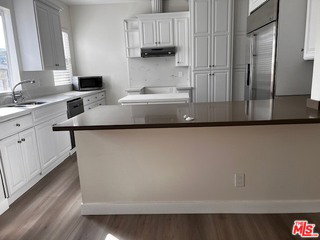 Foto del edificio - 10520 Eastborne Ave