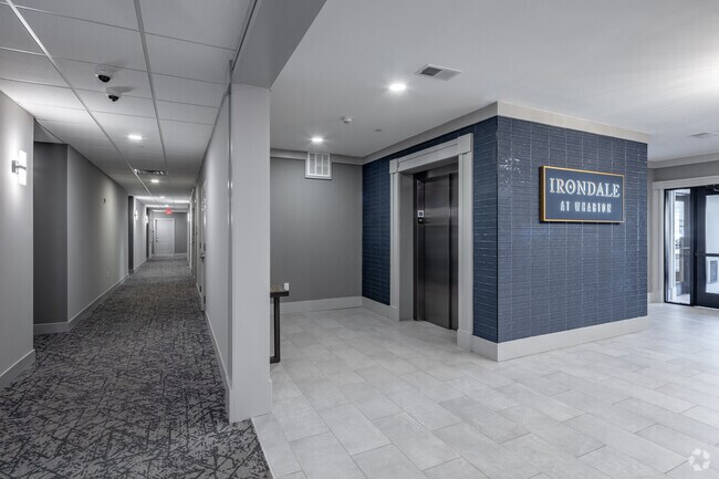 Vestíbulo, ascensor y pasillo - Irondale at Wharton Apartments