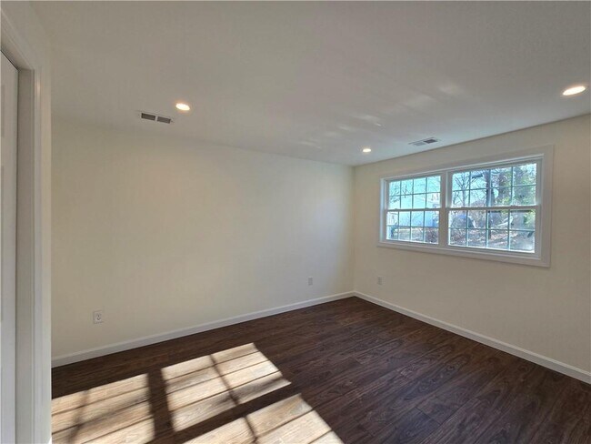 Foto del edificio - 140 Tower Hill Rd