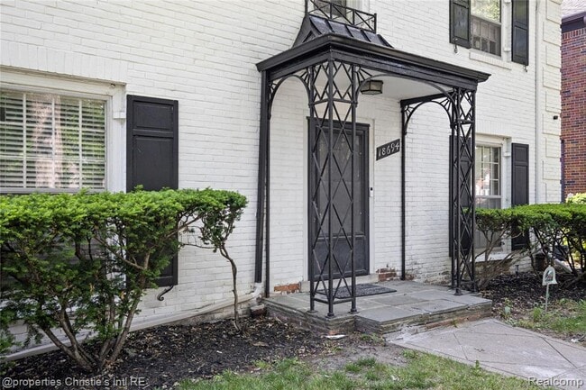 Building Photo - 18694 Oak Dr