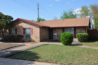 Building Photo - 2101 Deerfield Dr