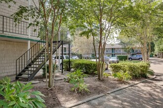 Building Photo - River Oaks Apartments